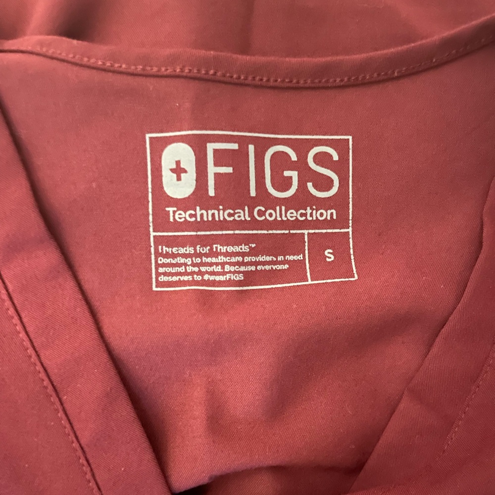 Fogs Casma 3-pocket scrub top in Burgundy. Size S - Picture 3 of 5